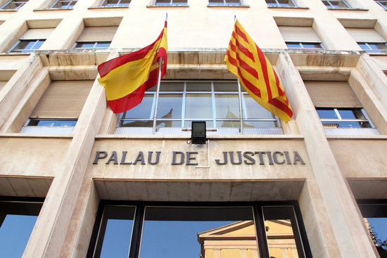 Pla contrapicat de la façana d'entrada a l'Audiència de Tarragona. Foto: ACN.