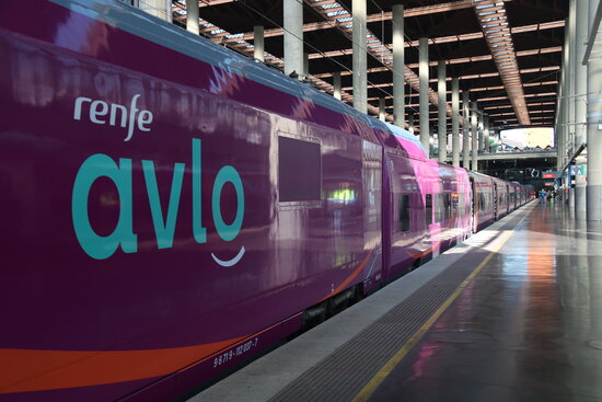 Pla obert del lateral del primer tren AVLO que ha cobert el trajecte entre Madrid i Barcelona.