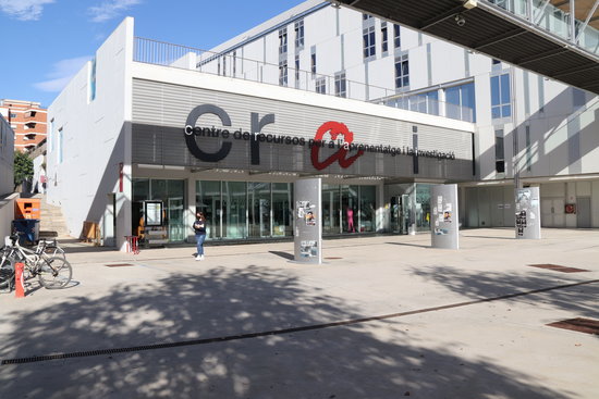 Pla general de l'entrada del Campus Catalunya de la URV, pràcticament buida. Foto: ACN.