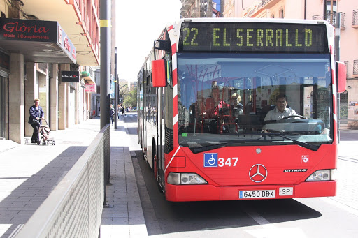 Un vehicle de l'EMT a la parada del carrer Colom.