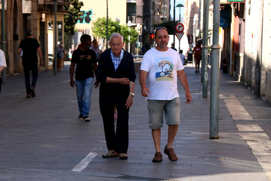 Dos homes sense mascaretes al voltant de la plaça Corsini. Foto: ACN.