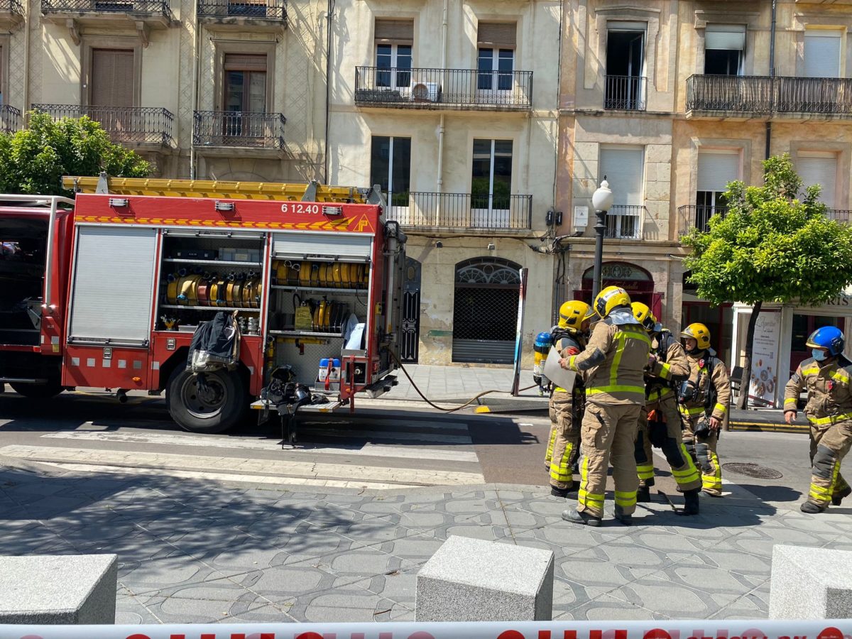 Bombers sufoquen incendi a la Rambla Nova