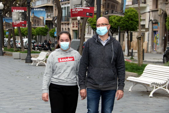 Un pare i una filla amb mascareta a la Rambla Nova. Foto: ACN.