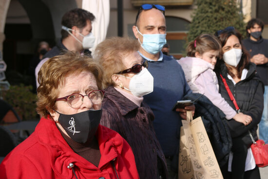 Gent gran amb mascareta