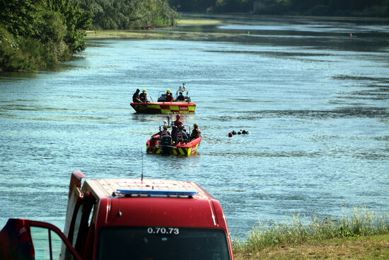 Pla general dels efectius d'emergències en el moment en què han trobat al jove desaparegut al riu Ebre. Foto: ACN.