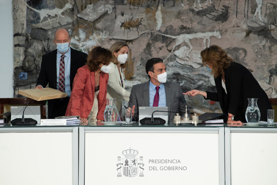 Sánchez, les vicepresidentes Calvo, Calviño i Ribera, i el ministre de Justícia, Juan Carlos Campo, al Consell de Ministres. Foto: Pool Moncloa / Borja Puig de la Bellacasa