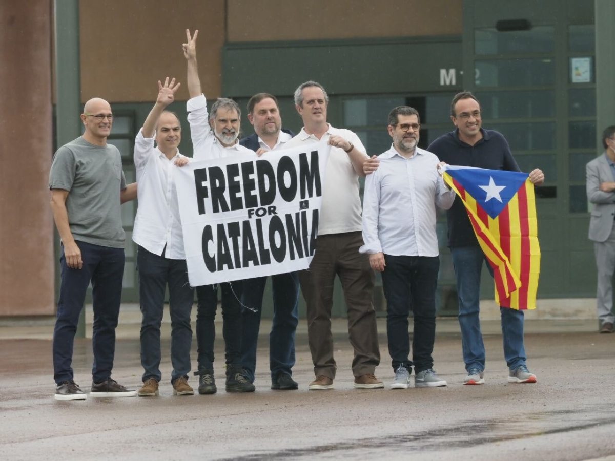 Imatge dels presos independentistes al davant de la presó de Lledoners.