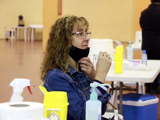 Pla tancat d'una dona fent-se la prova PCR d'automostra. Foto: ACN.