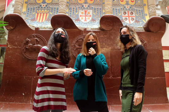 Eva Miguel (esquerra), Inés Solé (centre) i Laia Estrada (dreta) durant la presentació del relleu al grup municipal de la CUP. Foto: ACN.