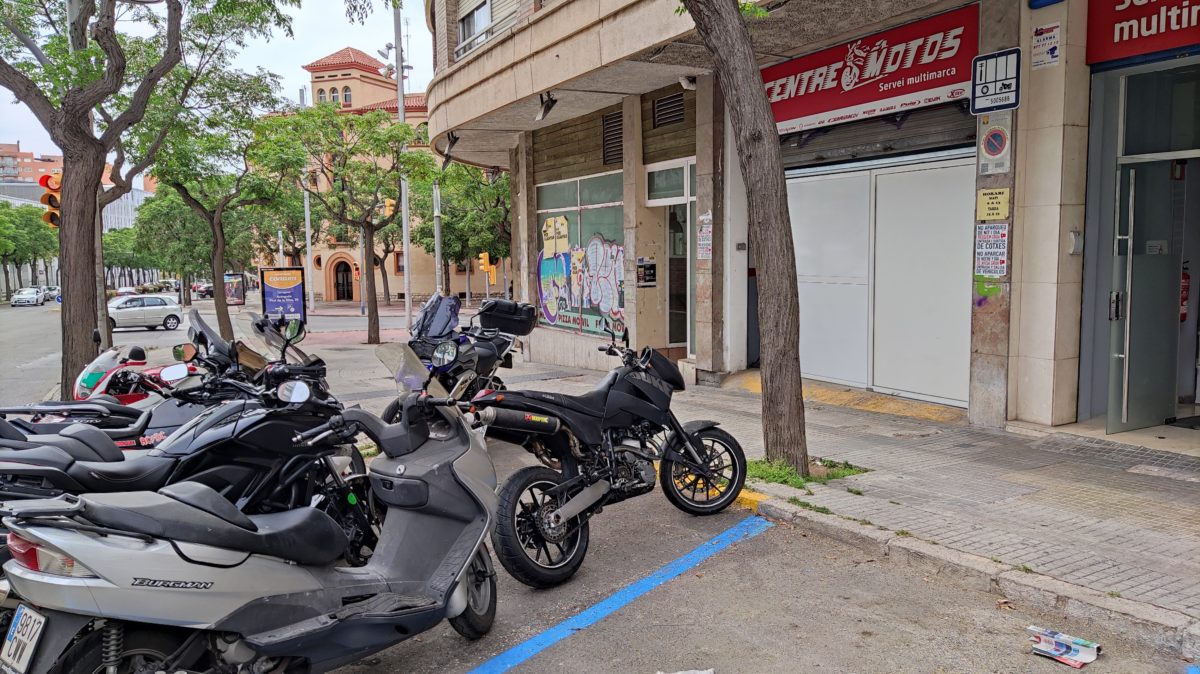 Motos aparcades davant un taller