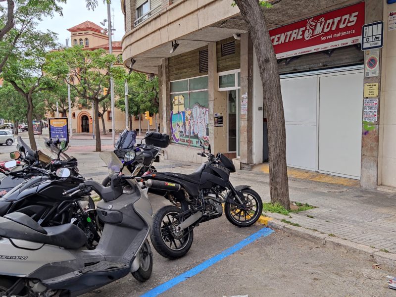 Motos aparcades davant un taller