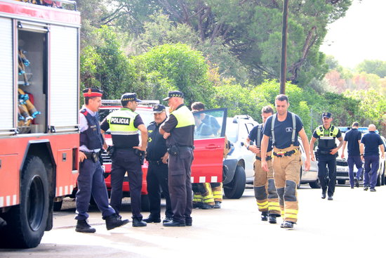 Hi ha bombers per allà parlant i una mica de bosc al final