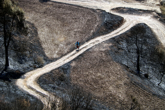 Un ciclista al castell de Queral cremat. Foto Mar Martí