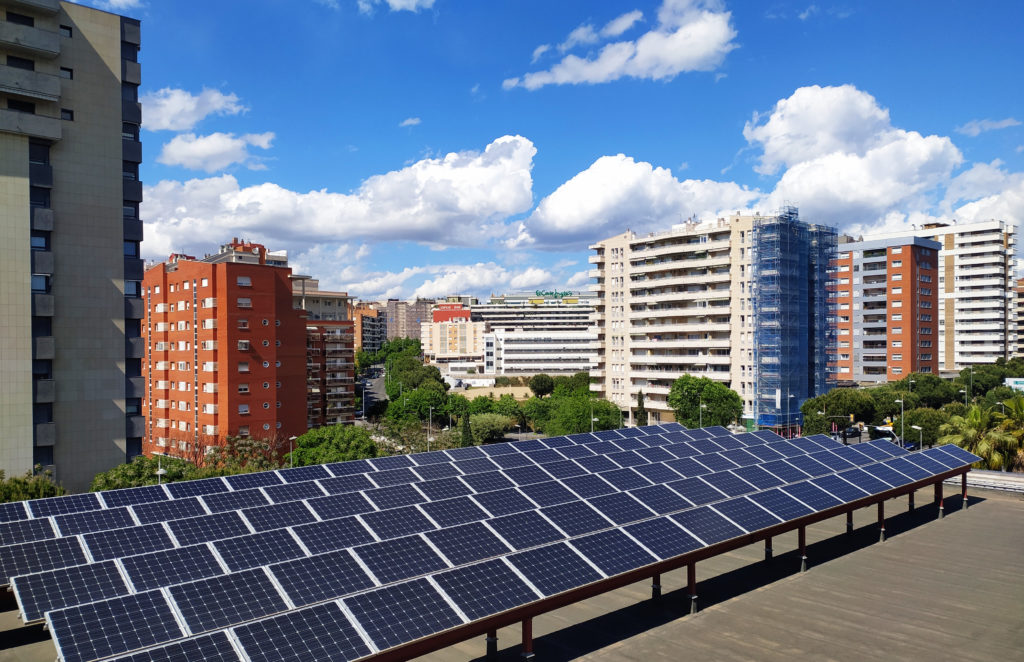 La placa fotovoltaica instal·lada al sostre de Parc Central.