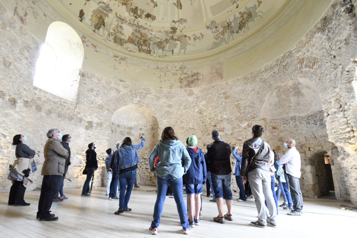 Un grup durant una visita al Conjunt Monumental de Centcelles.