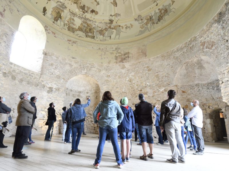 Un grup durant una visita al Conjunt Monumental de Centcelles.