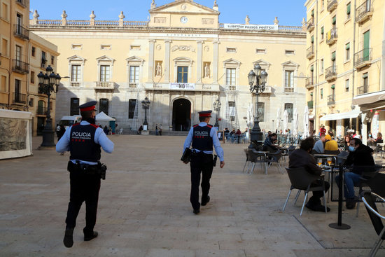 Una patrulla dels Mossos a la plaça de la Font. Foto: ACN.