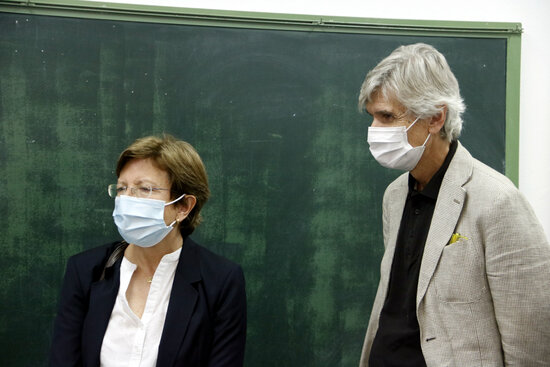 Pla mitjà on es pot veure el conseller de Salut, Josep Maria Argimon, amb la secretària de Salut Pública, Carmen Cabezas. Foto: ACN.