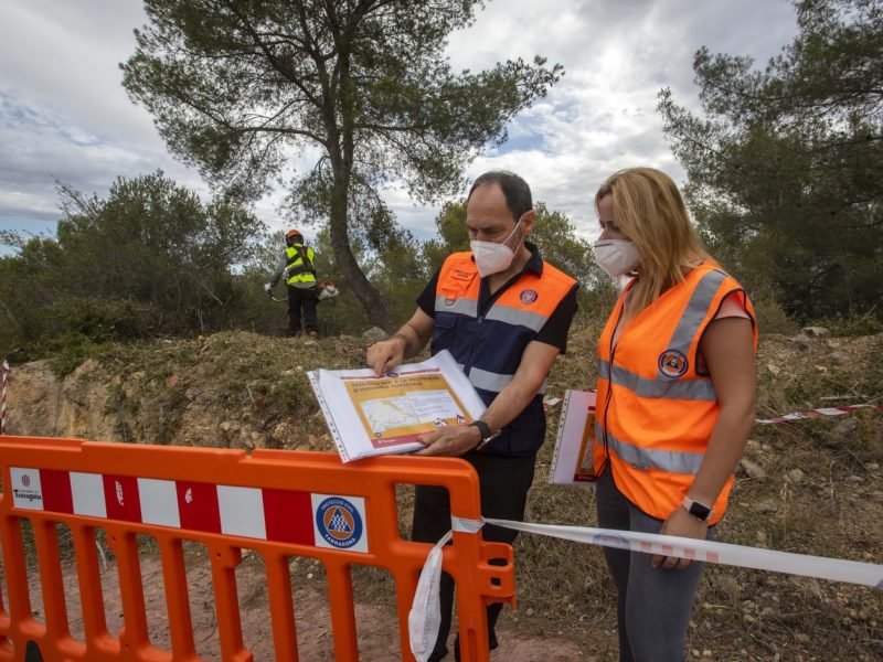 La consellera de Seguretat Ciutadana i Protecció Civil, Cristina Guzmán, durant la visita a la zona dels treballs. Foto: Manel R. Granell.