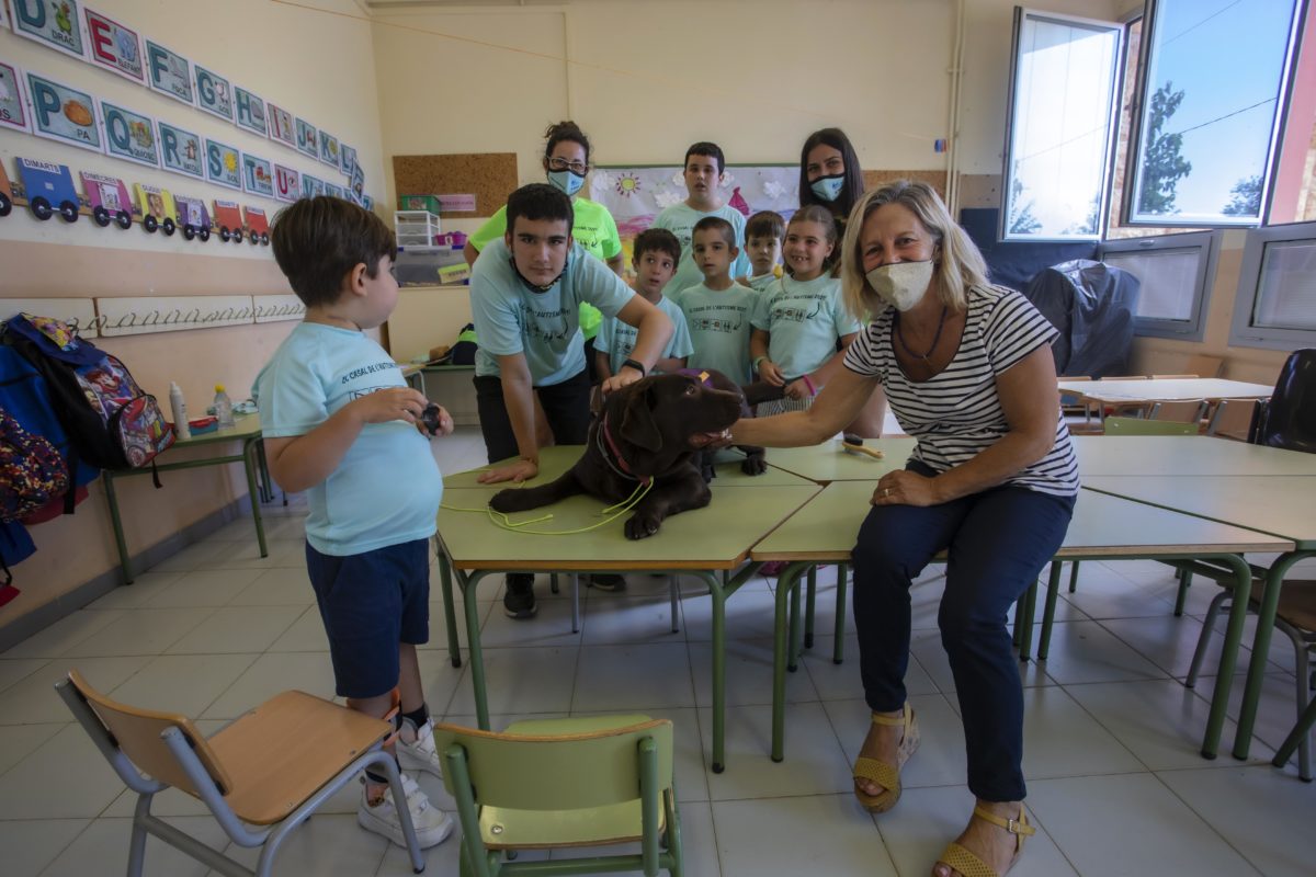 La consellera Elvira Vidal de visita al casal. Foto: Manel R. Granell.