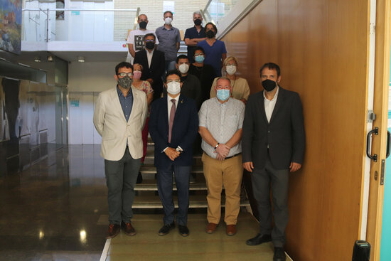 Foto de grup entre representants del Govern i els alcaldes del Baix Penedès i Garraf, a Calafell, després de la reunió. Foto: ACN.