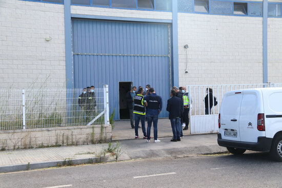 La nau industrial del carrer dels Flequers de Vila-seca en la qual els cossos policials han entrat en el marc de l'operatiu contra el tràfic de marihuana. Foto: ACN.