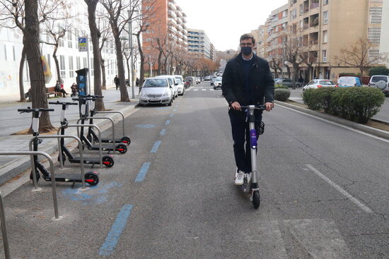 Un usuari damunt d'un patinet elèctric de lloguer a Tarragona, davant del Campus Catalunya de la URV. Foto: ACN.