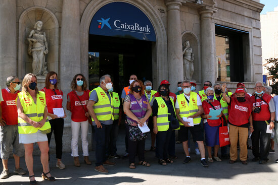 Pensionistes i jubilats protestant davant l'oficina de la Caixa a la rambla Nova. Foto: ACN.