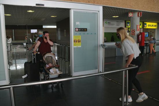 Una família que coneix per primera vegada la seva fillola, aquest juny a l'aeroport de Reus. Foto: ACN.