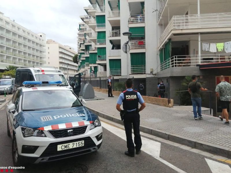 Cotxe Mossos a un carrer de Salou