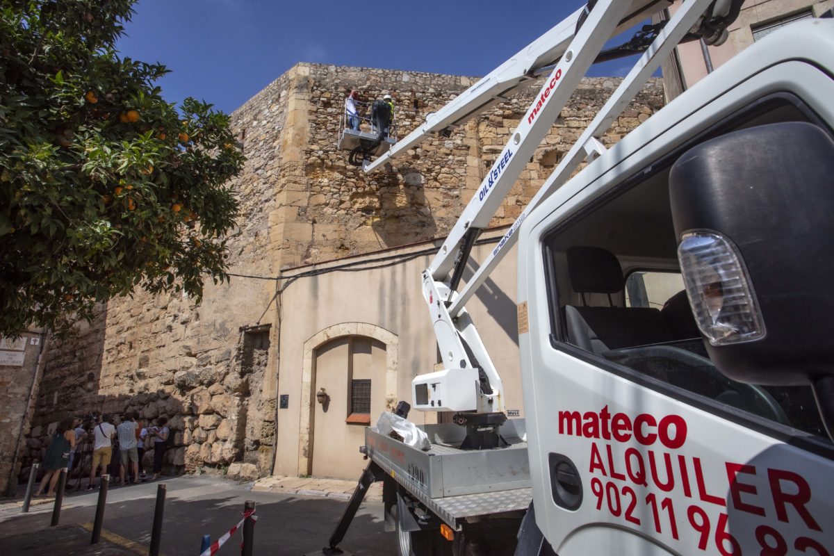 Imatge de les actuacions que han començat a la Muralla. Foto: Manel R. Granell.