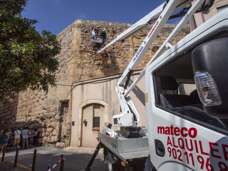 Imatge de les actuacions que han començat a la Muralla. Foto: Manel R. Granell.