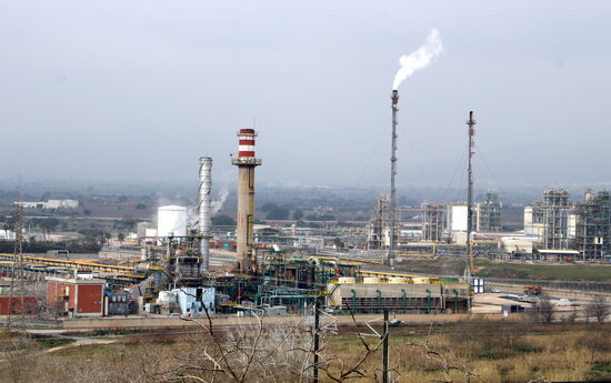 Imatge general del polígon nord de la petroquímica de Tarragona vist des de Puigdelfí. Foto: ACN.