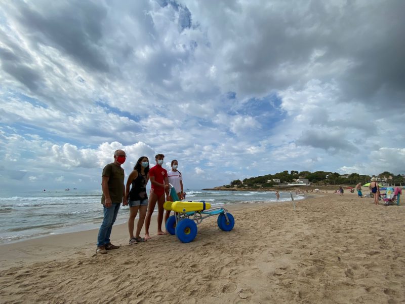 Imatge de la primera cadira amfíbia infantil de la platja de l'Arrabassada.