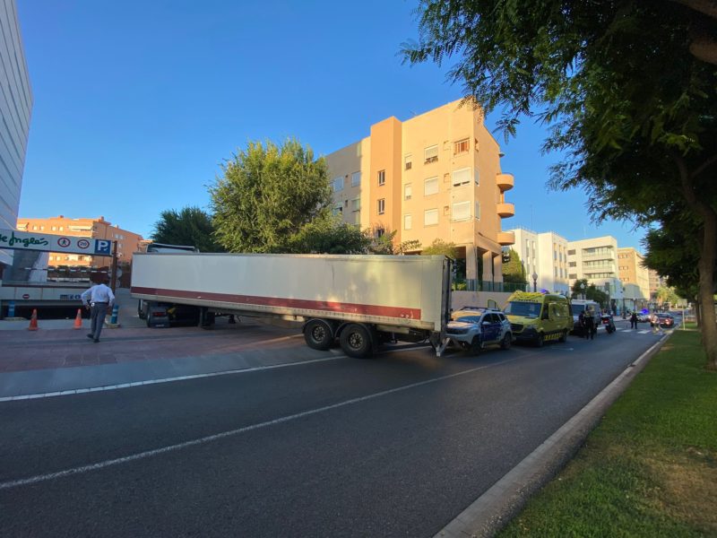 Imatge del camió accidentat aquesta tarda a Tarragona. FOTO: Tarragona Ràdio