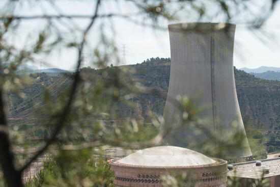 Pla general de la xemeneia i les instal·lacions de la nuclear d'Ascó. Foto: ACN.