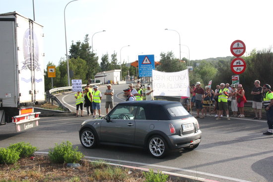 manifestants tallant l'accés a l'autopista AP-7