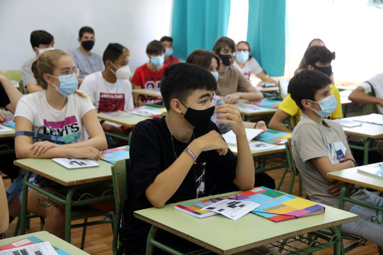 Diversos alumnes de l'Institut Antoni de Martí i Franquès de Tarragona, amb mascareta durant la sessió de tutoria.