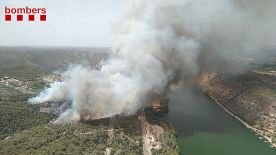 Imatge aèria del foc forestal que crema prop del riu Ebre a la Pobla de Massaluca. Imatge del 12 d'agost del 2021. (Horitzontal)