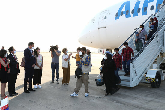 Afganesos surten d'un avió a Torrejón