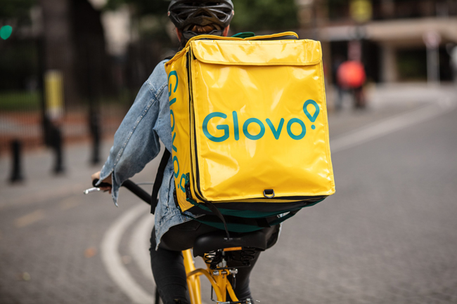 repartidor de glovo en bicicleta