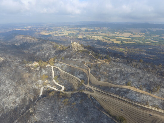 Vistes aèries de l'entorn del Castell de Queralt totalment calcinat per l'incendi. Foto: Quim Vallès.