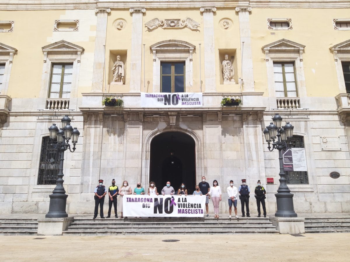 Imatge del minut de silenci que s'ha guardat a les portes del Palau Municipal.