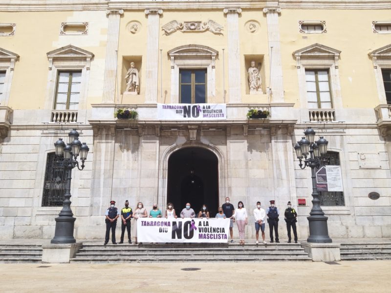 Imatge del minut de silenci que s'ha guardat a les portes del Palau Municipal.