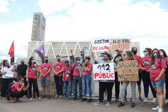 Concentració de treballadors del 112 a les portes de l'edifici d'emergències de Reus, el 23 de juny passat. Foto: ACN.