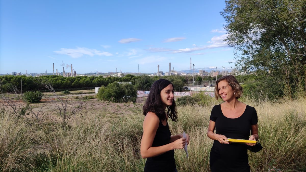 Eva Miguel i Laia Estrada davant la petroquímica