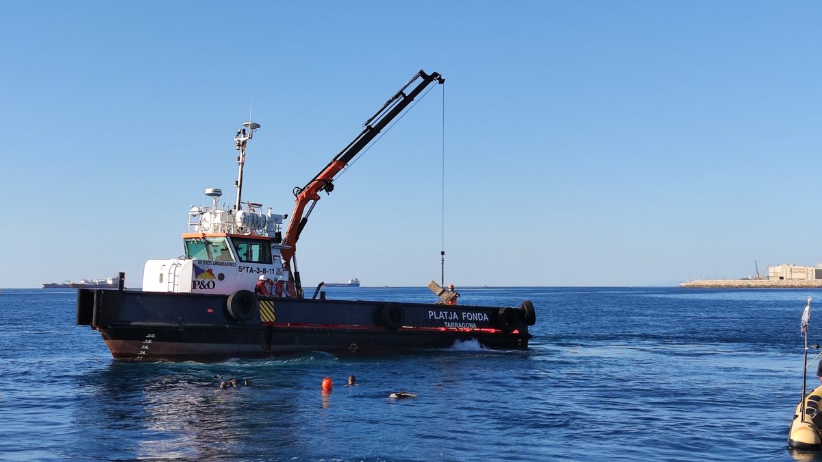 Vaixell col·loca biòtop al mar vista general