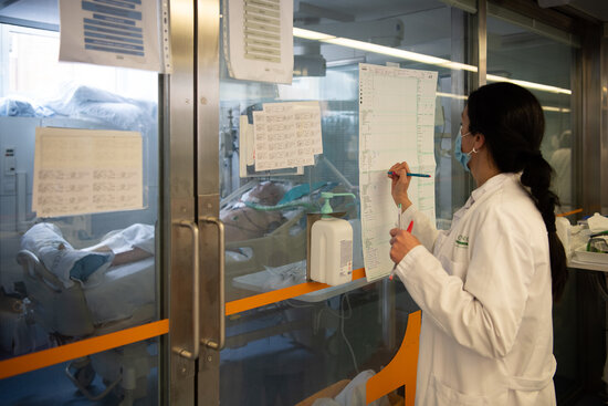 Una sanitària a les portes d'una UCI. Foto: ACN.