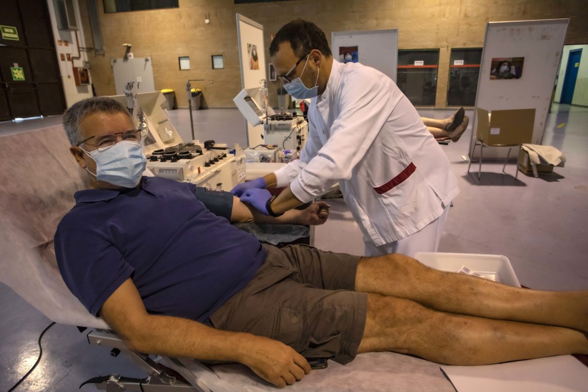 L'alcalde, Pau Ricomà, ha participat a la Marató donant plasma. Foto: Manel R. Granell.