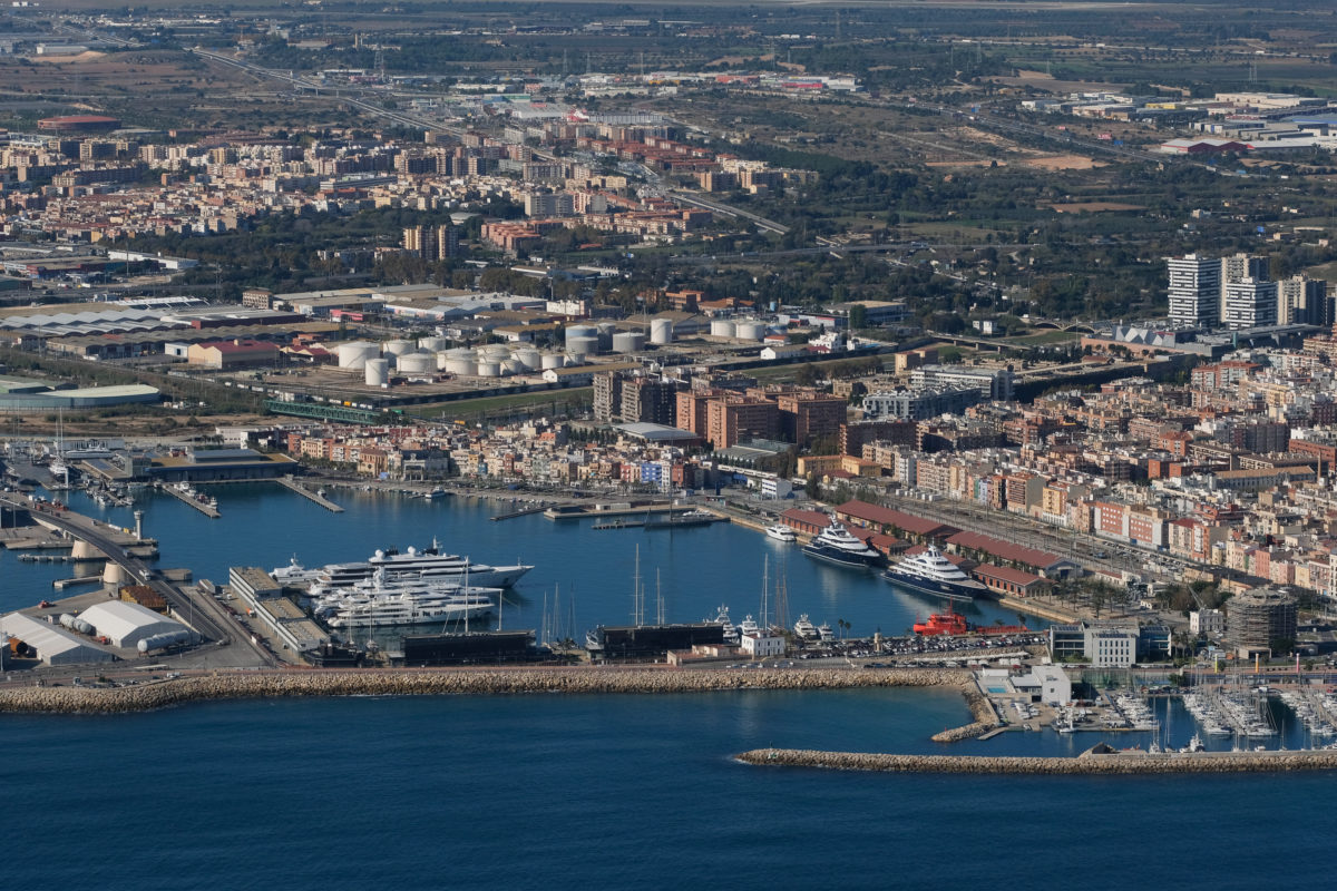 Vista port amb barris ponent de fons